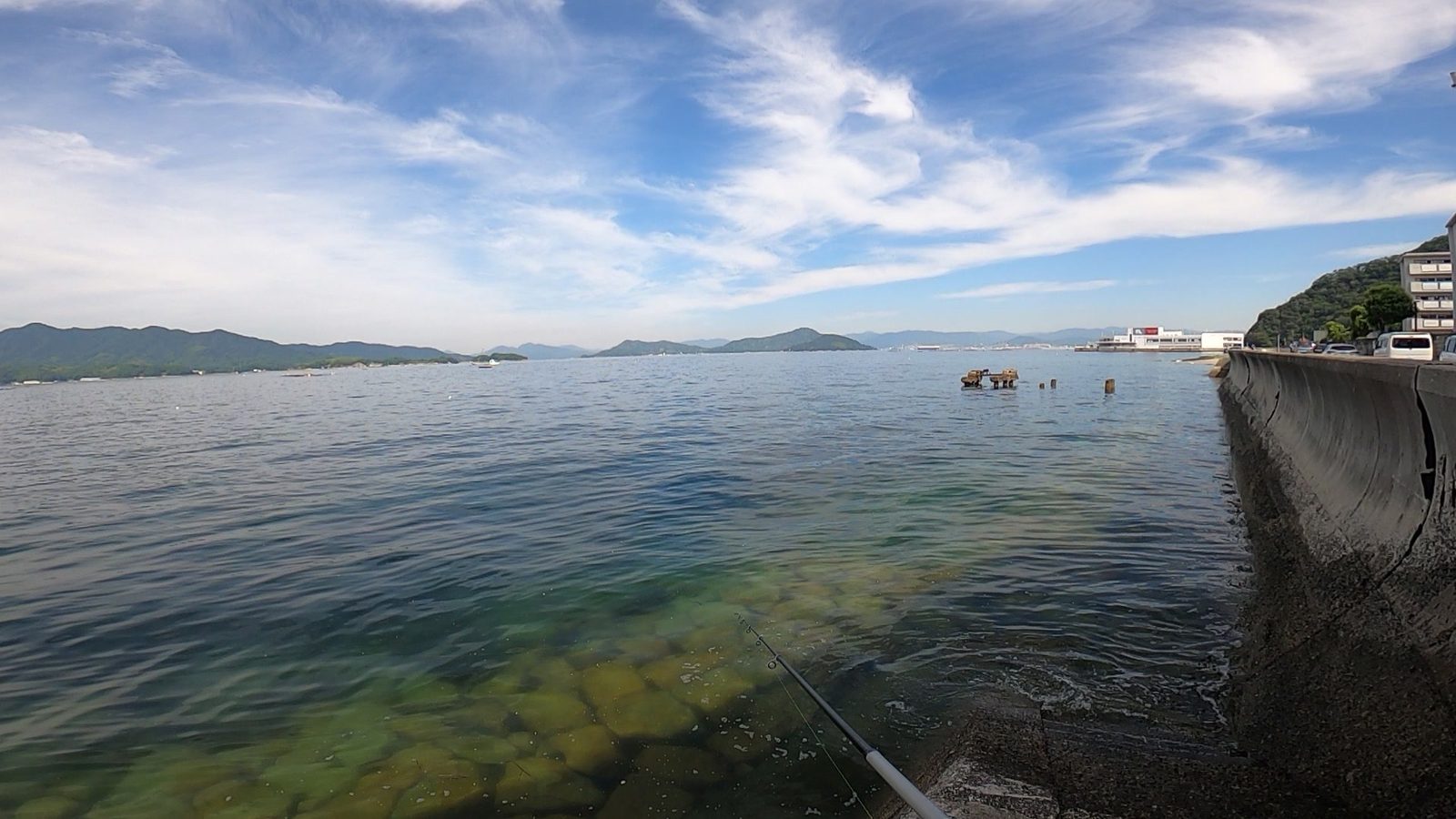 瀬戸内の堤防から見た釣り場。穏やかな内海と島々