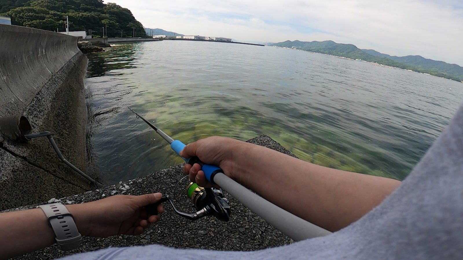 足元まで澄んだ堤防。濡れたコンクリの際は滑りやすい