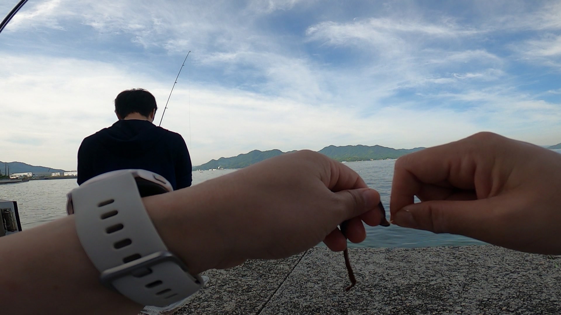 釣り場でエサを付ける釣り人の手元